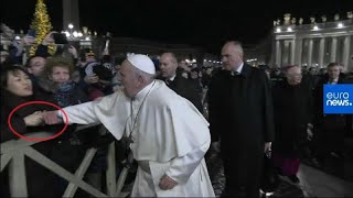 Video Papst Franziskus schlägt aufdringlicher Anhängerin auf die Hand [upl. by Esidnak848]