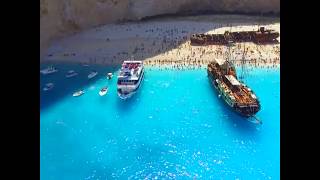 Sobrevuela la increible Playa Navagio en Zakynthos Grecia [upl. by Jarvey]