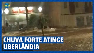 Forte chuva atinge Uberlândia e causa alagamento e prejuízos [upl. by Ackler368]