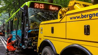 BERGING  Stadsbus afslepen na botsing met auto VDL BERKHOF 🚍 [upl. by Gnilsia]