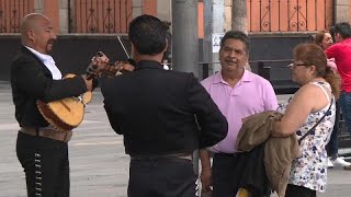 Falsche MariachiMusiker feuern auf Touristen [upl. by Waddle189]