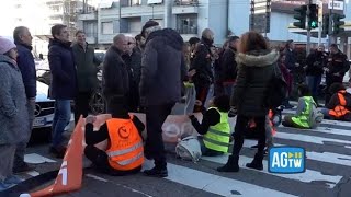 Ultima Generazione blocca il traffico in viale Lucania a Milano calci e offese per gli attivisti [upl. by Astrix]