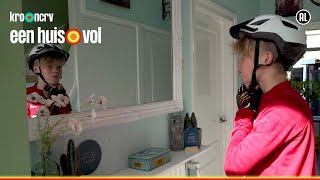 Maarten en Tijmen Blom pakken de fiets naar familieweekend  Een huis vol  KRONCRV [upl. by Lina]