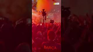 El Barça se enfrenta a Bayern de Múnich y así se ve la emoción de la afición [upl. by Ogdon731]