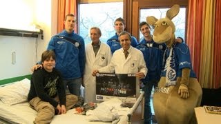 Gummersbacher Handballer auf Weihnachtsbesuch in Kinderklinik [upl. by Ecirtel]