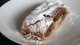 Hoe Maak je Een Echte Apfelstrudel  Lekkerste Apfelstrudel Recept [upl. by Umeko344]