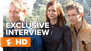 The Cast of The Crimes of Grindelwald Do Their quotDumbledore Twinklequot  Fantastic Beasts Interview [upl. by Assennav]