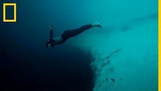 Guillaume Nery saltando en el AGUJERO AZUL de DEAN ¡IMPRESIONANTE  National Geographic en Español [upl. by Valtin217]