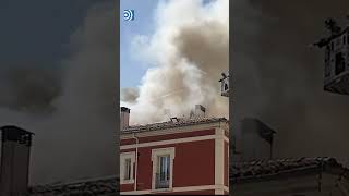 Desatado un incendio en la cubierta de un edificio frente a la Catedral de Burgos [upl. by Desma]