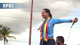 María Corina Machado llega a territorio chavista y es rodeada y aplaudida durante su recorrido [upl. by Olfe]