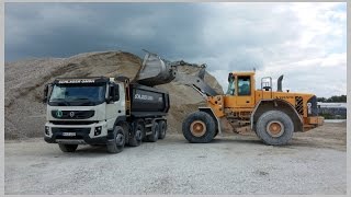 Volvo Radlader L150E belädt verschiedene Kipper mit Kies  Volvo wheelloader loading trucks [upl. by Burch]