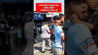 Tanpa Komando Warga Menyoraki Kedatangan Pitra [upl. by Killian]