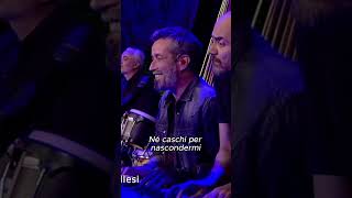 Paola Cortellesi e Daniele Silvestri cantano “a bocca chiusa” sul palco di Propaganda live [upl. by Naivatco]