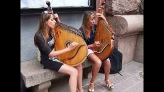 KIEV  Av Jreshchatik Hermanas tocando la bandura ucraniana [upl. by Oicul723]