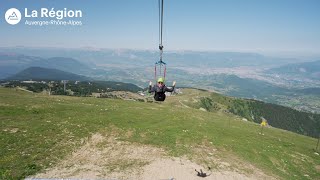 A Chamrousse découvrez la plus grande tyrolienne du monde avec pylônes [upl. by Netsriik]