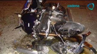 Imágenes impactantes de motociclista que choca frente a otro motociclista Video [upl. by Aizatsana]