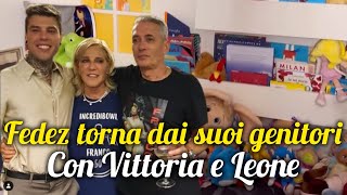 Fedez torna a vivere con i suoi genitori “Vittoria e Leone dormono con lui” [upl. by Zetniuq]