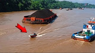 Amazing❗❗Speed Boat Goes Very Fast Between Two Barges amp Tug Boat❗ [upl. by Anniroc]