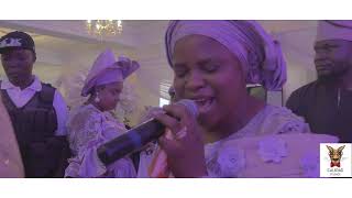 BISI ALAWIYEALUKO performs at a wedding  Calidad Studios [upl. by Frulla209]