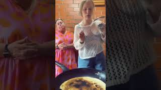 Pfannkuchen machen Tochter vs Mutterprobierenmitkarina funnycomedyfunhumorcooking [upl. by Naara]