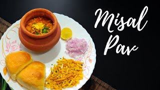 जास्त मेहनत न घेता १० मिनिटांत बनवा मिसळ रस्सा । मिसळ थाळी Quick Misal Pav Recipe  MadhurasRecipe [upl. by Eerolam]