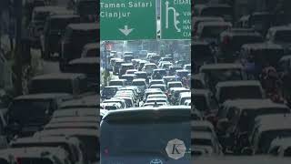 Kawasan Wisata Puncak Macet Hingga 17 Jam [upl. by Suhsoj]