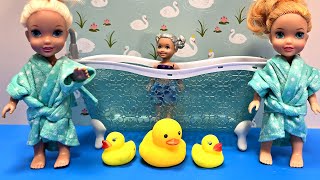 Bath time  Elsa amp Anna toddlers  soap bubbles  Barbie dolls [upl. by Amalburga]