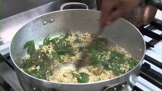 Preparazione risotto con erbe selvatiche [upl. by Ahsiekat]