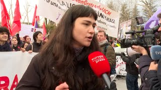 Manifestantes claman contra el reconocimiento quota dedazoquot a Ayuso en la UCM [upl. by Eenhat562]