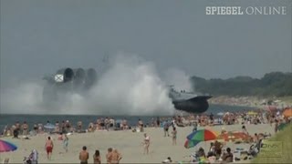 Marineboot erschreckt Strandbesucher Volle Kraft voraus  DER SPIEGEL [upl. by Swirsky]