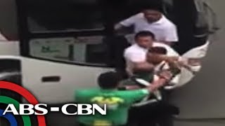 TV Patrol Traffic enforcer nanampal ng drayber ng bus [upl. by Wiggins566]