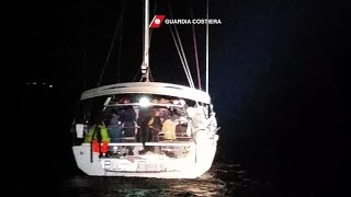 Italie 89 migrants secourus dans un voilier de 15 m2 [upl. by Rainie]