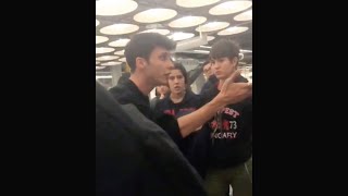 Ayax se encara con unos estudiantes en el aeropuerto [upl. by Acirretahs]