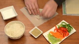 Vietnamese loempia vouwen  How to fold a spring roll [upl. by Fabyola]