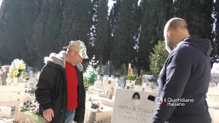 Lello al cimitero il ricordo dei genitori quotMi manca mamma Devo parlare da solo con Angelaquot [upl. by Marek]