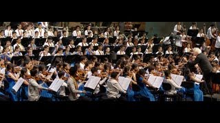 La Sinfónica Nacional Infantil conmovió a Sir Simon Rattle en Festival Salzburgo 2013 [upl. by Nihhi]