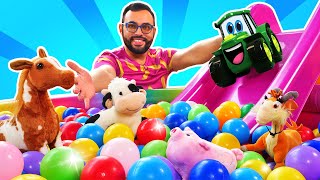 ¡A jugar en la piscina de pelotas con el tractor Johnny y otros animales Video de coches [upl. by Nigen46]