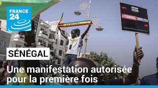 Sénégal  une manifestation autorisée pour la première fois depuis le report de la présidentielle [upl. by Morel]