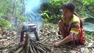 Primitive Life  130 Days Bushcraft Living In The Rainforest Finding Food To Cooking  Forest People [upl. by Aileon]