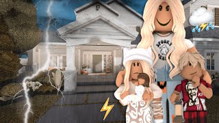 FALL THUNDERSTORM ⛈️  POWER OUTAGE  ROBLOX BLOXBURG FAMILY ROLEPLAY  WITH VOICE [upl. by Namielus]