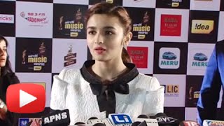 Alia croons Humsafar from Badrinath ki Dulhania at Royal Stag Mirchi Music Awards  RSMMA [upl. by Erma62]