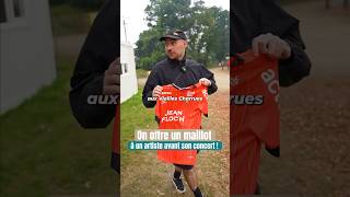 ON OFFRE UN MAILLOT À UN CHANTEUR  football [upl. by Atiruam]