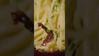 Spaghetti carbonara met gepocheerd ei recept  shorts  Allerhande [upl. by Medin448]