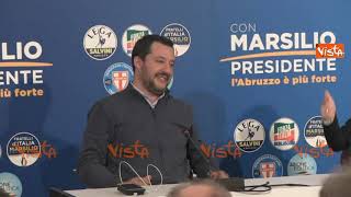 Pescara Salvini e Meloni mimano il verso di Berlusconi in conferenza [upl. by Aitnahs]