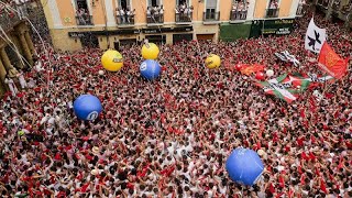 El quotchupinazoquot abre las fiestas de San Fermín en Pamplona ante miles de entusiastas [upl. by Ecadnarb927]