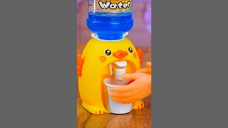 ¡Las manos pequeñas no me dejan sostener la botella ¡Minidispensador de agua 🥰🐣 [upl. by Oal]