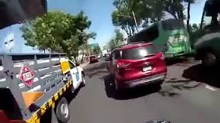 Conductora choca contra taxi por ir peleando con motociclista en CDMX [upl. by Gilmore]