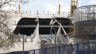 Tempête Eunice le toit de lO2 Arena de Londres déchiré  AFP Images [upl. by Ykcim]