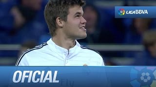 Magnus Carlsen campeón mundial de ajedrez hace el saque de honor en el Bernabéu [upl. by Akinorev]