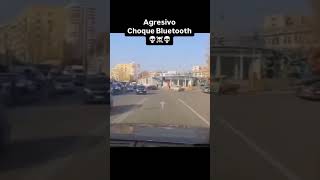 Cada vez los coches vienen más actualizados🤣😱choque bluethooth comedia autos humor [upl. by Nosnev]